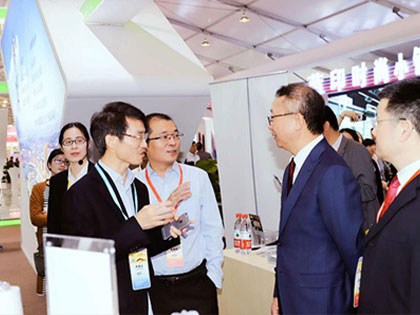 Sun Ruizhe, Presidente do Conselho Nacional de Têxteis e Vestuário da China, inspecionou e orientou o salão de exposições do Xingfa Chemical Fibre Group