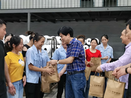 Profundas condolências do Mid-Autumn Festival e corações calorosos——Li Xing, o vice-presidente executivo do grupo, condolências aos funcionários da linha de frente na noite do Mid-Autumn Festival